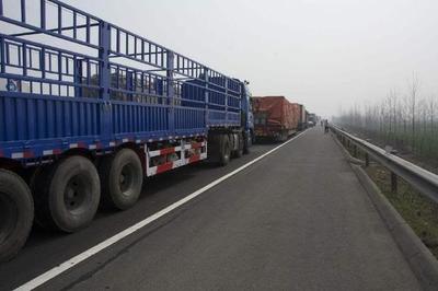 車速120跑高速，突遇障礙物 撞還是躲？嫌命長(zhǎng)才這樣選